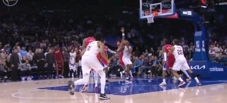 关键判罚！莫布里上篮造成乌布雷犯规 76人挑战失败